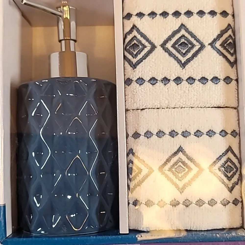 0721. NWB ~ 100% Cotton ~ 2 Fingertip Towels & Soap Dispenser